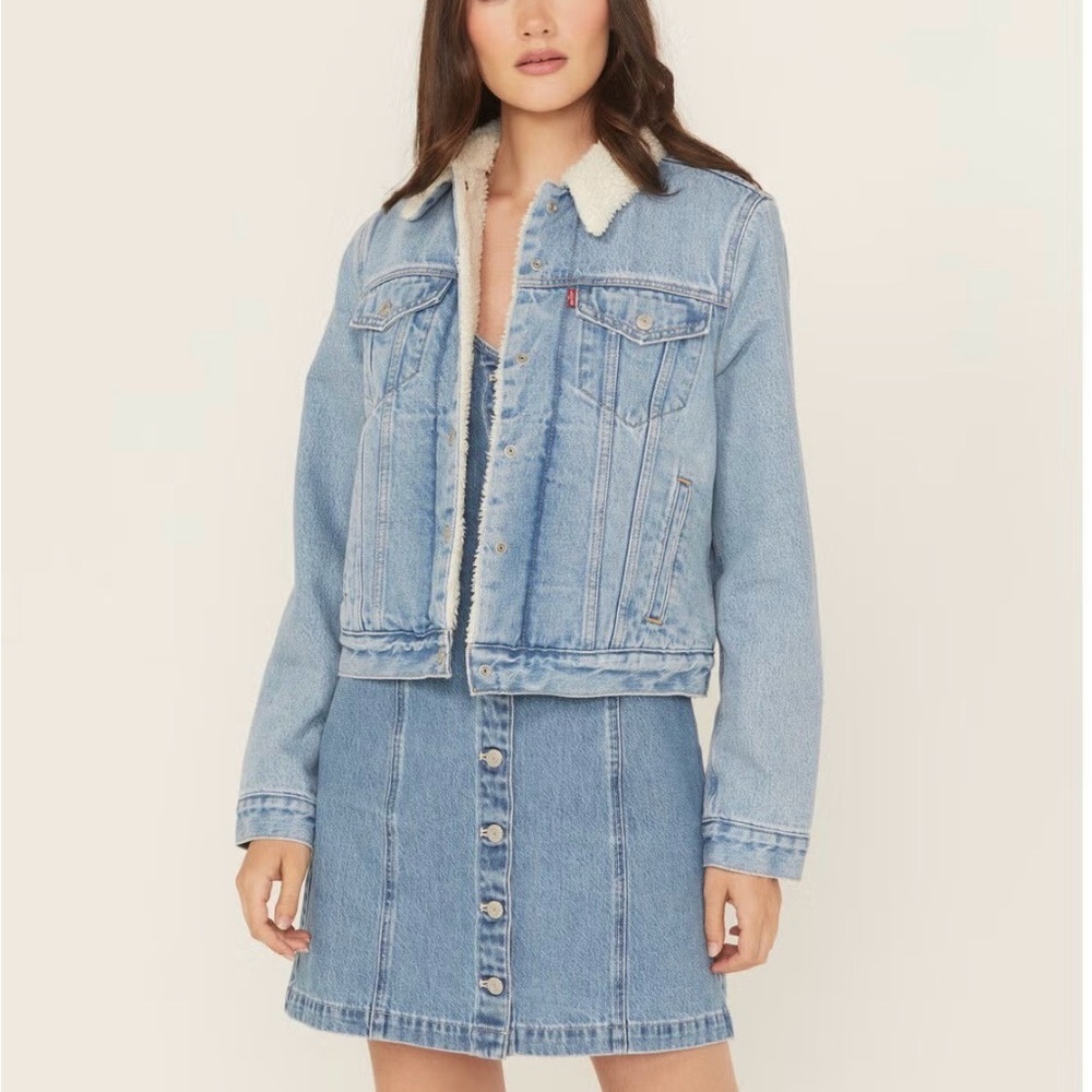 Levi's womens sherpa Denim Jacket size medium